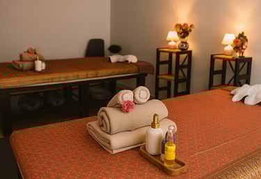 Massageraum bei Bai Pho Thai Massage in Zossen – zwei traditionelle Thaimassage-Liegen mit dekorativ