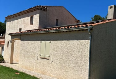 pose de panneaux solaire sur un toit en tuiles canal dans le sud de la france