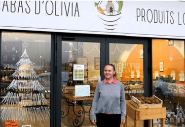 Olivia qui se tient debout devant le magasin Le cabas d'Olivia