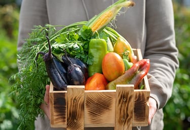 Un homme qui partage ses fruits et légumes