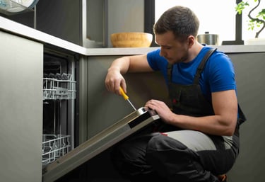 Technik podczas serwisu zmywarki w Bydgoszczy