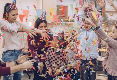 Una familia tira confeti celebrando un cumpleaños