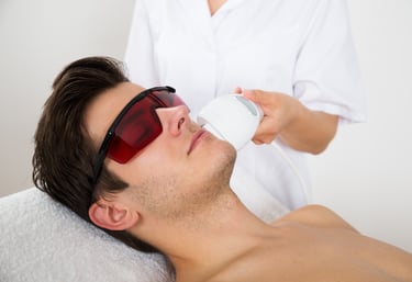 homre recibiendo un tratamiento de depilacion laser tridiodo