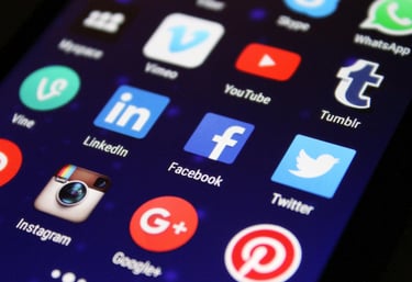 Iconos de redes sociales populares en pantalla de smartphone