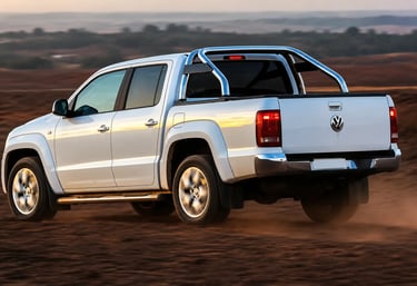 Amarok 4x4 diesel branca vista de traseira em uma estrada rural.