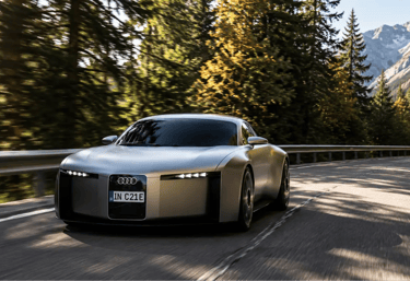 Novo esportivo elétrico da Audi rodando em estrada de montanha cercada por floresta.