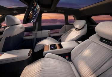 Interior do AUDI E7X 2027 com bancos zero gravity, tela de teto e acabamento de luxo estilo
