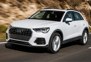 Audi Q3 branco em movimento na estrada com visual esportivo e acabamento premium