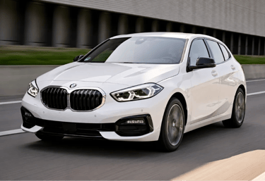 BMW 118i 2020 branco em movimento em uma rodovia