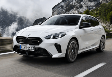 BMW hatch branco em estrada montanhosa com visual esportivo e proposta elétrica