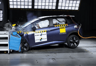 BYD Dolphin Plus durante teste de colisão frontal no laboratório do Latin NCAP.