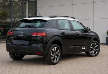 Cactus 2022 traseira lateral em showroom comparativo com HR-V 2022