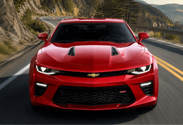 Camaro vermelho V8 em rodovia panorâmica durante possível retorno da Chevrolet