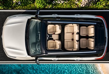 carro de 7 lugares no Brasil em 2026 visto de cima mostrando disposição dos bancos e espaço interno