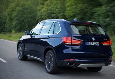 carro grande e barato SUV azul escuro moderno em estrada