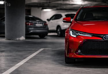 carro parado na garagem com risco de problemas como bateria descarregada e pneus danificados