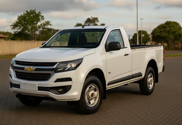 Chevrolet S10 cabine simples branca estacionada em pátio, vista de frente e lateral direita