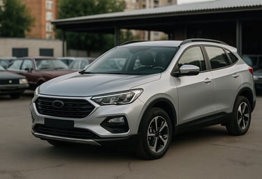 Alt sugerido: SUV moderno prateado em destaque ao lado de carros antigos em pátio urbano, ilustrando