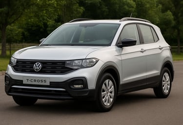 Volkswagen T-Cross Sense 2025 branco com calotas simples em cenário urbano brasileiro, estilo realis