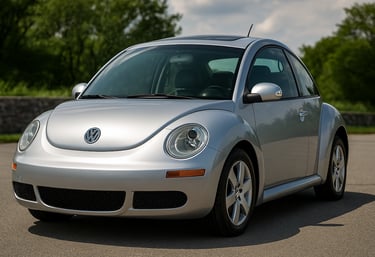 Volkswagen New Beetle prata visto de frente e lateral em ambiente externo