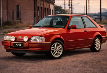Ford Escort XR3 clássico vermelho, destaque entre carros antigos da Ford.