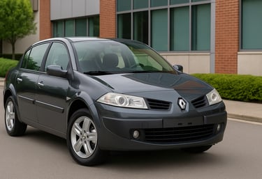 Renault Mégane cinza visto de frente e lateral em ambiente externo urbano