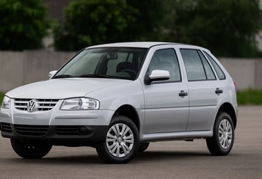 Volkswagen Gol 1.6 prata em rua urbana, visto de frente em ângulo 3/4, totalmente visível e centrali