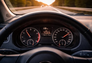 Painel de carro com quilometragem elevada rodando em estrada, representando uso intenso no dia a dia