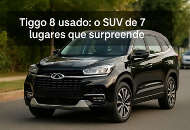 Tiggo 8 prata modelo 2021 estacionado em rua residencial, visto em ângulo 3/4 dianteiro com fundo ar