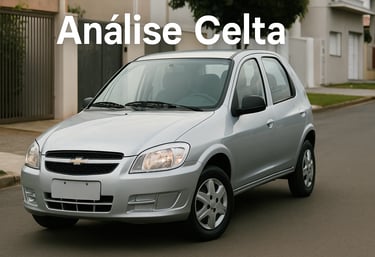Chevrolet Celta prata estacionado em rua simples e iluminada, com visual urbano e limpo.