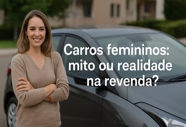 Mulher sorrindo ao lado de carro compacto usado em ambiente urbano, com estilo leve e confiante.