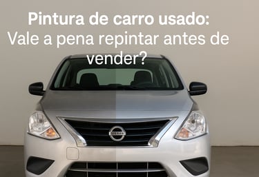 Carro usado em oficina recebendo pintura automotiva na lateral, com máscara de proteção cobrindo áre