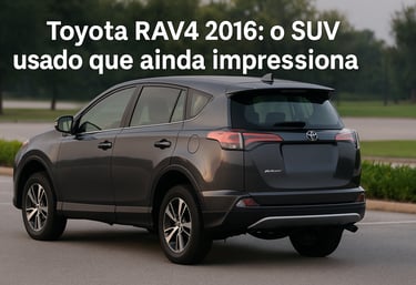 Toyota RAV4 2016 cinza visto de traseira lateral, estacionado em área externa com frase sobreposta.