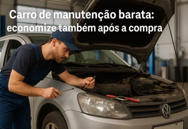 Mecânico inspeciona carro popular com capô aberto em oficina, destacando manutenção acessível.
