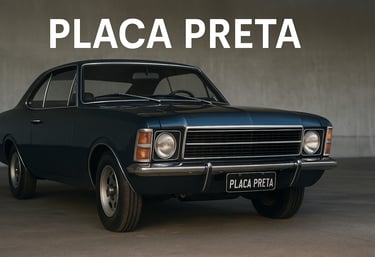 Carro antigo bem conservado com placa preta em destaque, estacionado em ambiente neutro.