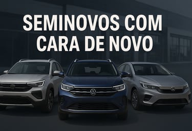 Alt da imagem: Três carros seminovos lado a lado — um SUV cinza, um SUV azul e um sedã prata — todos
