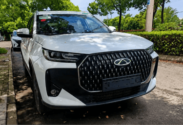Novo Chery Tiggo 7 HEV flagrado na China com visual frontal e sistema híbrido inédito.