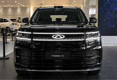 Novo SUV da Chery com 476 cv exibido de frente em showroom com visual imponente