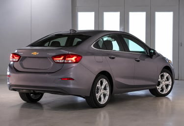 Chevrolet Cruze 2019 cinza visto pela traseira em ambiente de showroom