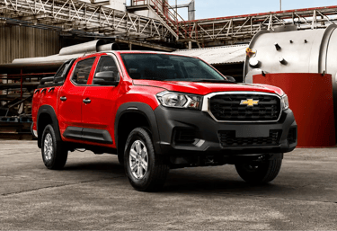 Chevrolet S10 Max picape chinesa em área industrial mostrando design robusto
