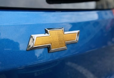 logo Chevrolet traseira Tracker 2020 azul metálico close porta malas
