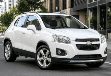 Chevrolet Tracker LTZ 2015 branca vista frontal em cenário urbano