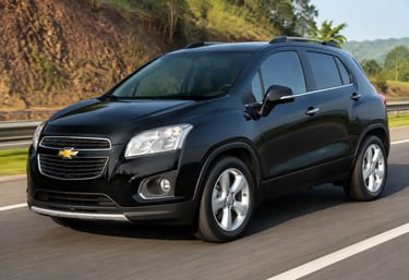 Chevrolet Tracker LTZ preta em rodovia sob luz natural com visual oficial