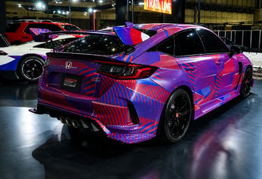 Honda Civic Type R HRC com aerofólio gigante e visual extremo em evento automotivo