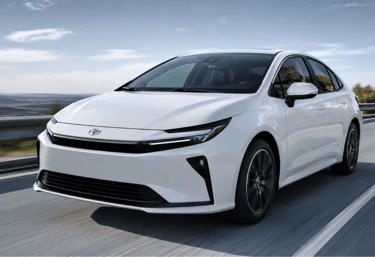 Toyota Corolla 2027 cinza em movimento na rodovia com faróis acesos e luz natural