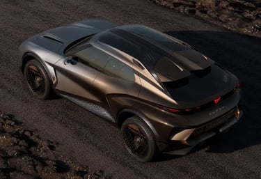 Traseira do SUV futurista Cupra Tindaya em cenário escuro e esportivo.