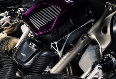 Motor V8 híbrido do Czinger 21C com acabamento em fibra de carbono