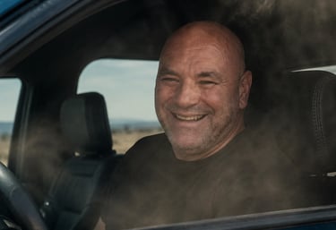 Dana White sorrindo dentro de picape esportiva da Ram em cena com fumaça e clima cinematográfico