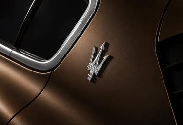 Emblema da Maserati destaca tradição e luxo em detalhe da carroceria