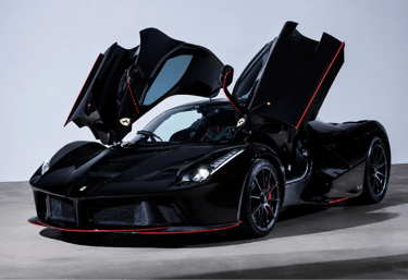 Ferrari LaFerrari preta com portas abertas em estúdio e detalhes vermelhos esportivos